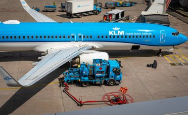 Schiphol, Hollanda, 09.06.2024, uçak yakıt ikmali, Amsterdam Schiphol Havaalanı 'ndaki ticari uçak yakıt ikmali.