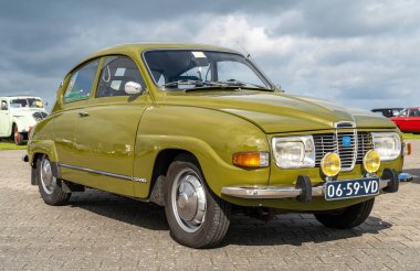 Lelystad, Hollanda, 16.06.2024, 1972 'den kalma klasik Saab 96 V4, The National Old timer Day' de