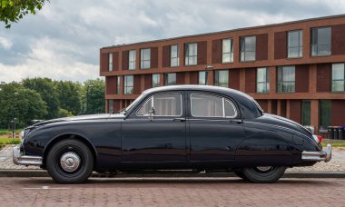 Lelystad, Hollanda, 16.06.2024, 1959 'dan kalma klasik İngiliz bar arabası Jaguar Mark 1, The National Old Time Day' de.