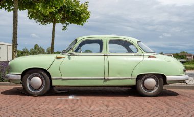 Lelystad, Hollanda, 16.06.2024, 1956 'dan kalma klasik araba Panhard Dyna Z, The National Old Zamanlayıcı Günü