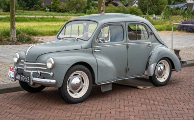 Lelystad, Hollanda, 16.06.2024, Klasik ekonomi otomobili Renault 4CV 1955 'ten The National Old timer Day' e