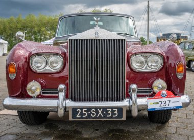 Lelystad, Hollanda, 16.06.2024, İngiliz klasik limuzin Rolls-Royce Fantom VI 'nin 1977' deki The National Old Time Day 'deki ön görüntüsü. 