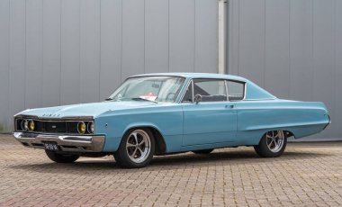 Lelystad, Hollanda, 16.06.2024, 1968 'den kalma klasik lüks araba Dodge Monaco' nun ilk jenerasyonu.