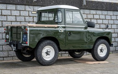 Lelystad, Hollanda, 16.06.2024, Klasik İngiliz off-road aracı Land Rover 88 Serisi III-A, 1969 'dan The National Old Time Day' den devam ediyor.