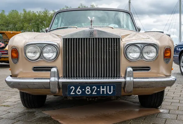 Lelystad, Hollanda, 16.06.2024, İngiliz lüks arabası Rolls-Royce Silver Shadow 'un 1969' daki The National Old Time Day 'deki ön görüntüsü.