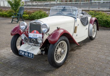 Lelystad, Hollanda, 16.06.2024, 1934 'ten kalma klasik araba şarkıcısı Nine Le Mans The National Old Time Day' de