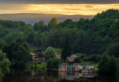 Klnovec, Ore Dağları 'nın en yüksek zirvesi, ön planda Ohe nehri, Raovice' den görülüyor.