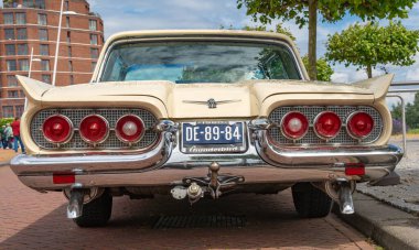 Lelystad, Hollanda, 16.06.2024, The National Old timer Day 'de 1960 yılından kalma klasik lüks araba Ford Thunderbird' ün arka görüntüsü