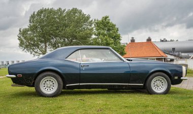 Lelystad, Hollanda, 16.06.2024, klasik Chevrolet Camaro R.S. 1968 'in ilk kuşağı The National Old Times Day' de.