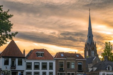 Weesp 'in Skyline' ı, Kuzey Hollanda, Hollanda. Gün batımına kadar St. Laurentius kilisesi ve tarihi evleri görmek istiyorum.