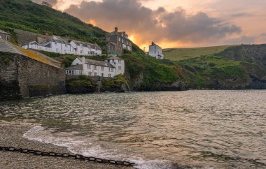 Gün batımına kadar Port Isaac Limanı, Cornwall, İngiltere