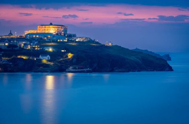 Günbatımında Newquay Körfezi, Towan Head ve Huer 's Hut manzaralı.