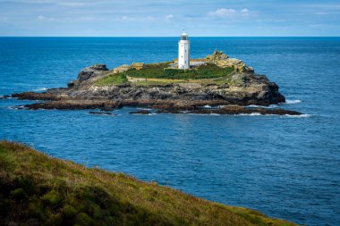 St. Ives Bay, Cornwall 'daki Godrevy Adası' ndaki Godrevy Deniz Feneri.