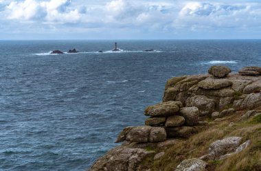 İngiltere, Cornwall 'dan görülen Longships Deniz Feneri