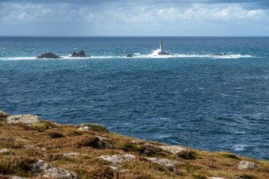 İngiltere 'nin Cornwall kentindeki Land' s End sahilinden görülen Longships Lighthouse