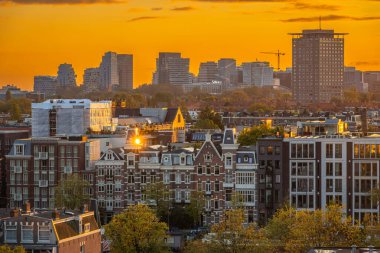 Sonbaharda günbatımında Amsterdam 'ın silueti Rivierenbuurt ve Zuidas semtlerine bakıyor.