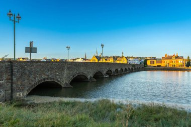 Gün batımına kadar barnstaple, Taw nehri ve tarihi uzun köprünün manzarası.