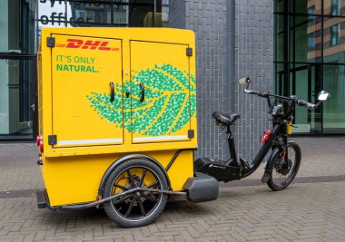 Amsterdam, Hollanda, 09.09.2024 Alman lojistik şirketi DHL 'nin elektrik kargo bisikleti.