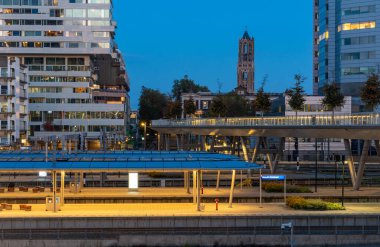 Utrecht Merkez İstasyonu 'ndan Iconic Dom Tower' ın görüntüsü