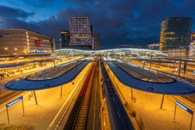 Utrecht, Hollanda, 27.10.2024, Utrecht merkez tren istasyonu gün batımından sonra.
