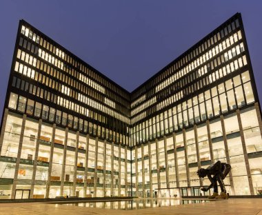 Amsterdam, Hollanda, 07.11.2024, Parnassusweg Caddesi 'ndeki Amsterdam Adliyesi' nin geniş açılı görüntüsü.