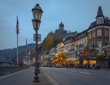 Cochem, Almanya, 16.11.2024, Cochem 'in Townscape' i, kalenin manzarası ve akşamları tarihi kasaba merkezi.