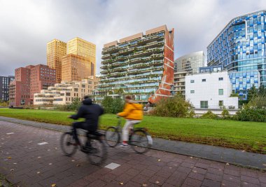 Amsterdam 'ın canlı finans bölgesi Amsterdam' ın fütüristik mimarisi ile tanınan Amsterdam Zuidas şehri.