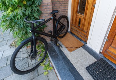 Amsterdam, Hollanda, 28.08.2024, modern elektrikli bisiklet, e-bisiklet sürüş için hazırlanıyor.