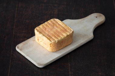 Limburger ya da tahta üzerinde Herve peyniri.