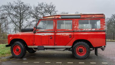 Doesburg, Hollanda, 29.12.2024, 1974 yılından kalma klasik İngiliz arazi aracı Land Rover 109 station wagon.