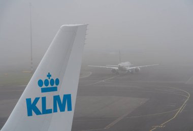Amsterdam, Hollanda, 18.01.2025, Schiphol Havalimanı 'ndaki uçaklar yoğun sis altında, görüş mesafesi düşük uçuş gecikmelerine ve iptallere yol açıyor.