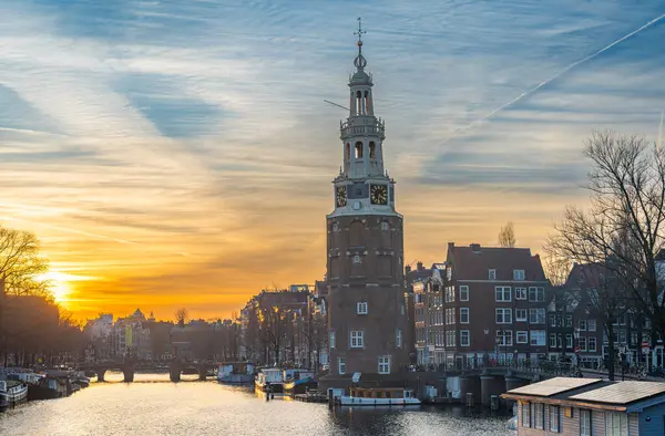 Amsterdam Kanalları ve gün batımına kadar ikonik Montelbaan Kulesi