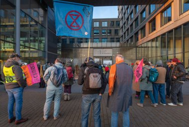 Amsterdam, Hollanda, 08.02.2025, Denizcilik Limanı Amsterdam 'daki Gemi Kirliliğine Karşı İklim Eylemcileri Protesto