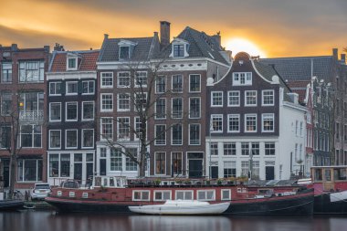 Gün batımında Amsterdam, kanal kenarındaki tipik Hollandalı evler
