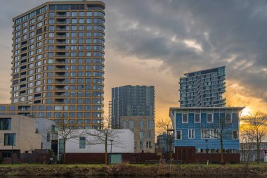 Günbatımına kadar Amsterdam Overamstel 'de modern yerleşim yerleri