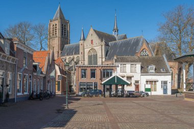 Tholen, Zeeland ili, Hollanda 'nın şehir manzarası. Yenilenmiş kilise ve tarihi şehir merkezi manzarası