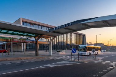 Havirov, Çek Cumhuriyeti, 22.03.2025, Brüksel mimari tarzında inşa edilen korunmuş tarihi bina da dahil olmak üzere Havirov Merkez Tren İstasyonu 'nun modernize edilmiş binası