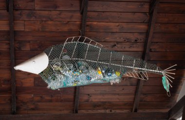 Ostrava, Çek Cumhuriyeti, 21.03.2025, Plastik atık dolu Balık Sanatı, Plastik Kirliliği ve Çevre Yıkım Üzerine Bir Yansıma