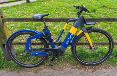 Arnhem, Hollanda, 30.03.2025, OV-ebike, Hollanda devlet demiryolu işletmecisi Comapny NS tarafından kiralanmış elektrikli bisiklet