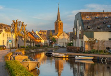 Abcoude ve Angstel nehrinin manzarası, Hollanda 'nın Utrecht eyaletinde küçük bir kasaba.