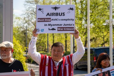 Amsterdam, Hollanda, 15.04.2025, Silah Endüstrisi Karşıtı Protestocular Airbus Hissedarları Toplantısı sırasında Okura Oteli önünde toplanıyor.