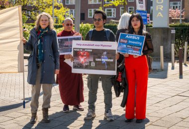 Amsterdam, Hollanda, 15.04.2025, Silah Endüstrisi Karşıtı Protestocular Airbus Hissedarları Toplantısı sırasında Okura Oteli önünde toplanıyor.