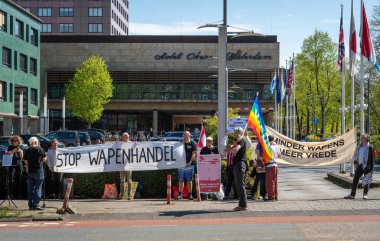 Amsterdam, Hollanda, 15.04.2025, Silah Endüstrisi Karşıtı Protestocular Airbus Hissedarları Toplantısı sırasında Okura Oteli önünde toplanıyor.
