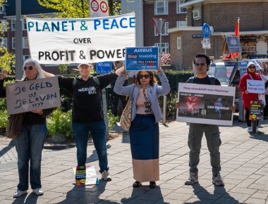 Amsterdam, Hollanda, 15.04.2025, Silah Endüstrisi Karşıtı Protestocular Airbus Hissedarları Toplantısı sırasında Okura Oteli önünde toplanıyor.
