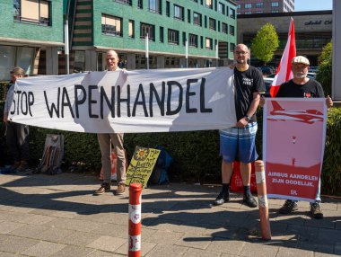 Amsterdam, Hollanda, 15.04.2025, Silah Endüstrisi Karşıtı Protestocular Airbus Hissedarları Toplantısı sırasında Okura Oteli önünde toplanıyor.