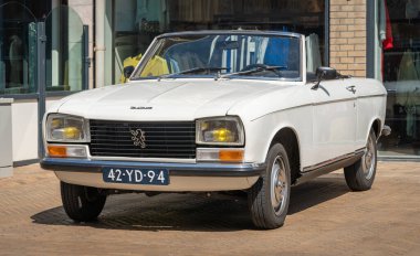 Katwijk aan Zee, Hollanda, 12.04.2025, 1973 'ten kalma klasik küçük aile arabası Peugeot 304 Cabriolet