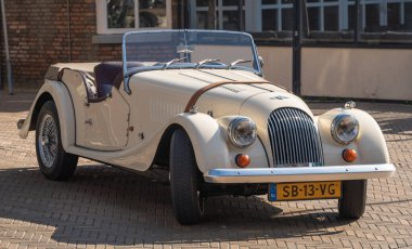 Katwijk aan Zee, Hollanda, 12.04.2025, Klasik İngiliz aracı Morgan 4-4 1600 1987 'den The Old timer Day Katwijk