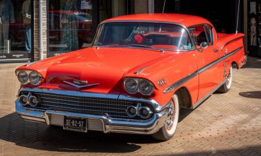Katwijk aan Zee, Hollanda, 12.04.2025, Iconic American klasik otomobili Chevrolet Bel Air Impala Spor Coupe 1958 'den The Old timer Day Katwijk