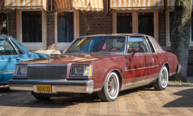 Katwijk aan Zee, Hollanda, 12.04.2025, Klasik Amerikan orta boy arabası Buick Regal 1978 'den itibaren The Old timer Day Katwijk' te ikinci nesil.