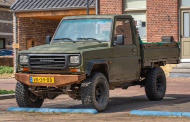 Gulpen, Hollanda, 14.04.2025, 1991 yılından klasik Japon SUV Daihatsu Rocky kamyonet.
